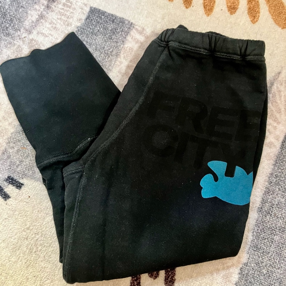 freecity black cropped sweatpants | Size S